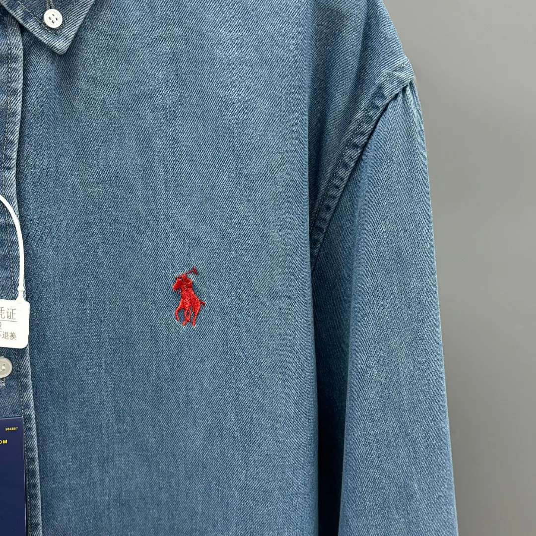 P220 Ralph Lauren/Ralph Lauren embroidered denim shirt is made of high-count combed cotton denim fabric. The yarn is even and fine. No impurity hairiness. You can feel the soft texture of cotton fiber when you touch it. Loose fit. The upper body is three-dimensional. The lines are smooth and natural. From the shoulder line to the waist line and then to the hem. The line transition is smooth. There are no unnecessary folds or accumulation. The whole body is neat and stretched. The chest is embellished with the iconic pony embroidery. It is simple but highly recognizable. The color transition of the embroidery thread is natural. The stitches are evenly spaced and uniform in size. The stitches can also connect naturally and the lines are smooth and not stiff. Size: S M L XL